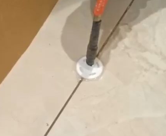 乌海瓷砖空鼓维修公司专业解答瓷砖在铺贴过程中，如果没有涂抹均匀到位的粘结材料（如水泥砂浆或瓷砖胶），可能会导致以下问题